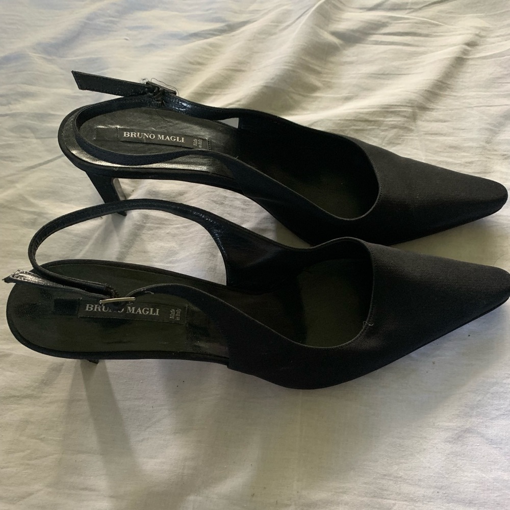 Bruno Magli kitten heel. Size 8 1/2, fits like 8!
